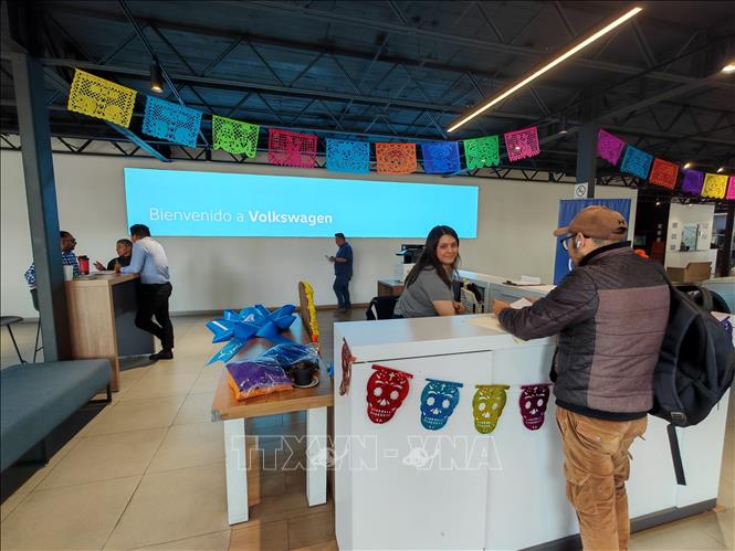 Khách hàng mua ô tô của hãng Volkswagen sản xuất tại Mexico ở một cửa hàng ở thủ đô Mexico City. Ảnh: Phương Lan- PVTTXVN tại Mexico 