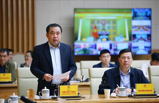 Bộ trưởng Bộ Nông nghiệp và Môi trường Trần Đức Thắng báo cáo kết quả thực hiện “Chiến dịch Quang Trung” xây dựng, sửa chữa nhà cho nhân dân sau bão, lũ. Ảnh: Dương Giang-TTXVN 
