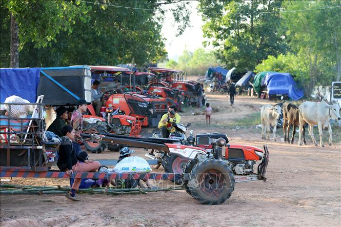 Người dân Campuchia đi sơ tán tránh xung đột, tại Siem Reap ngày 8/12/2025. Ảnh: THX/TTXVN