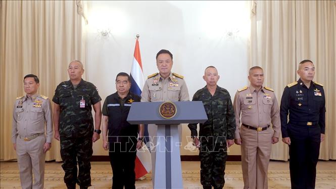 Thủ tướng Thái Lan Anutin Charnvirakul (giữa) phát biểu trên truyền hình trong bối cảnh giao tranh tái diễn tại khu vực biên giới giữa nước này với Campuchia, ngày 8/12/2025. Ảnh: THX/TTXVN