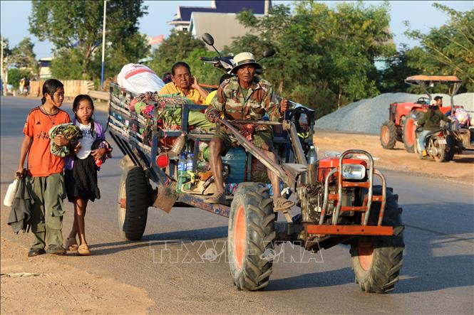 Người dân Campuchia gần khu vực biên giới với Thái Lan sơ tán tới điểm tạm trú an toàn ở tỉnh Siem Reap, ngày 8/12/2025. Ảnh: THX/TTXVN