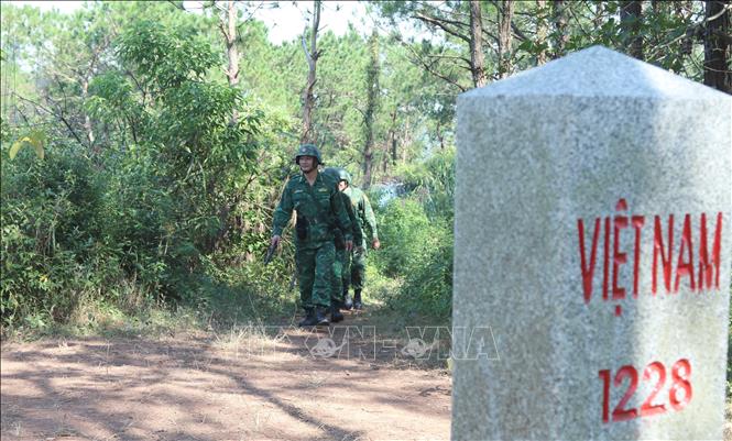 Bộ đội Biên phòng cửa khẩu Chi Ma tuần tra kiểm soát biên giới để ngăn chặn hoạt động xuất nhập cảnh trái phép. Ảnh: Quang Duy - TTXVN