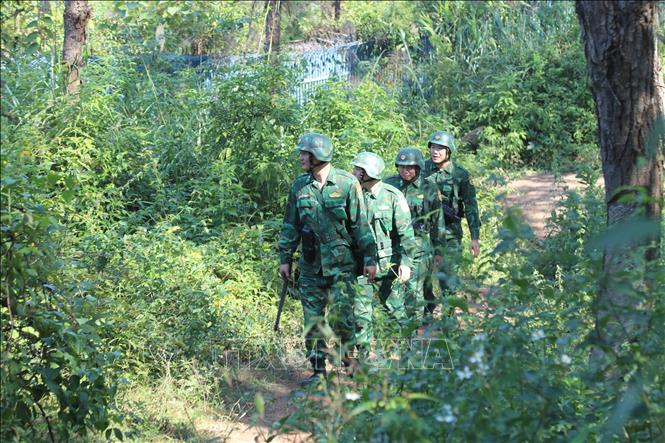 Bộ đội Biên phòng cửa khẩu Chi Ma, Lạng Sơn, tuần tra kiểm soát biên giới để ngăn chặn hoạt động xuất nhập cảnh trái phép. Ảnh: Quang Duy - TTXVN