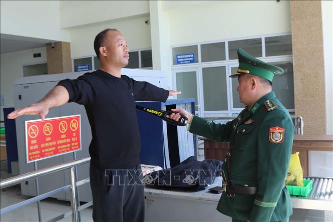 Cán bộ Biên phòng cửa khẩu Chi Ma, Lạng Sơn, kiểm soát an ninh luồng nhập cảnh. Ảnh: Quang Duy – TTXVN