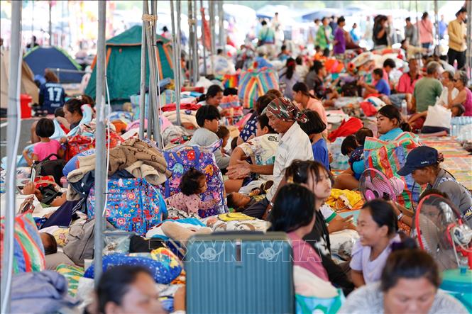 Người dân Thái Lan tại trung tâm sơ tán ở tỉnh Buriram khi giao tranh tái diễn tại khu vực biên giới với Campuchia, ngày 8/12/2025. Ảnh: THX/TTXVN