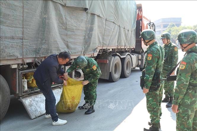 Tổ tuần tra cơ động Bộ đội Biên phòng cửa khẩu Chi Ma kiểm tra phương tiện vận tải hàng hóa trong khu vực cửa khẩu. Ảnh: Quang Duy - TTXVN
