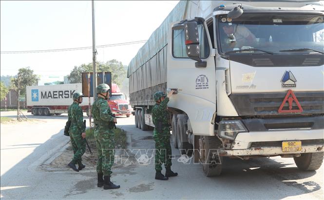 Tổ tuần tra cơ động Bộ đội Biên phòng cửa khẩu Chi Ma kiểm tra phương tiện vận tải hàng hóa trong khu vực cửa khẩu. Ảnh: Quang Duy - TTXVN