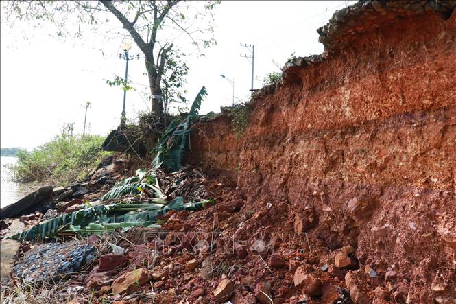 Bờ kè bị sụt lún tạo thành các hàm ếch sâu ăn vào vỉa hè đường Trần Thánh Tông. Ảnh: Tường Vi - TTXVN