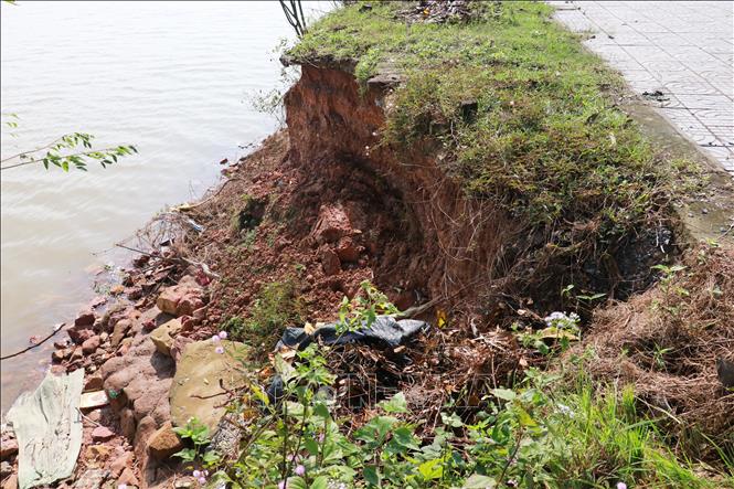 Sạt lở sát vào vỉa hè tuyến đường Trần Thánh Tông. Ảnh: Tường Vi - TTXVN