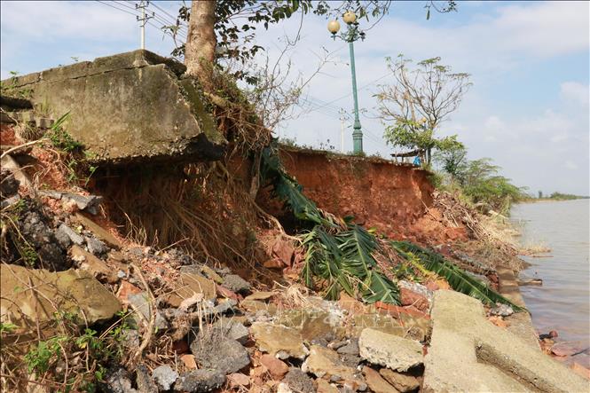 Nhiều đoạn bờ kè bị sụt lún tạo thành các hàm ếch sâu ăn vào vỉa hè đường Trần Thánh Tông. Ảnh: Tường Vi - TTXVN