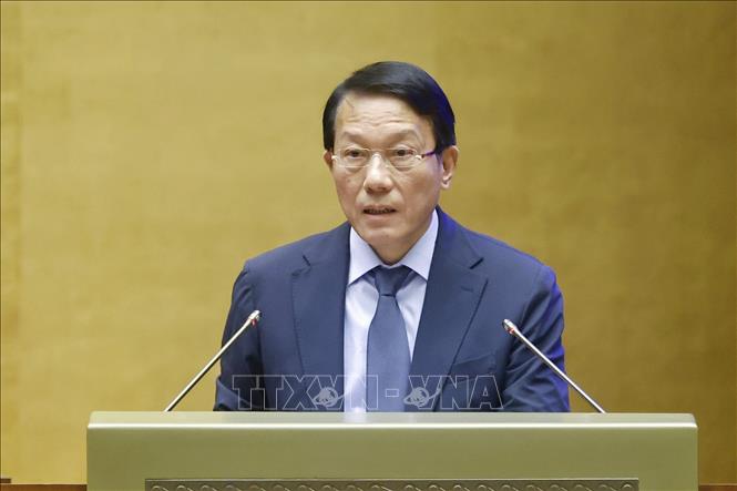 Bộ trưởng Bộ Công an Lương Tam Quang, thừa ủy quyền của Thủ tướng Chính phủ trình bày Báo cáo công tác phòng, chống tội phạm và vi phạm pháp luật năm 2025. Ảnh: Doãn Tấn - TTXVN