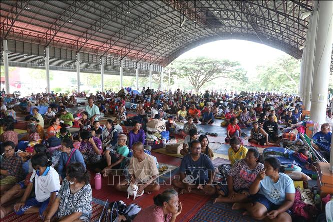 Người dân sơ tán tránh xung đột tại Si Sa Ket, Thái Lan. Ảnh: THX/TTXVN