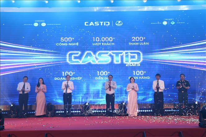 Các đại biểu thực hiện nghi thức phát động Tuần lễ khoa học công nghệ, Đổi mới sáng tạo và Chuyển đổi số TP. Cần Thơ năm 2025. Ảnh: Thu Hiền - TTXVN