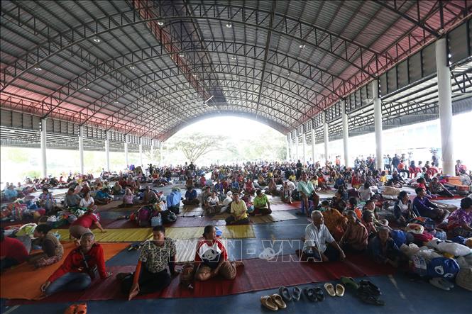 Người dân sơ tán tránh xung đột tại Si Sa Ket, Thái Lan. Ảnh: THX/TTXVN