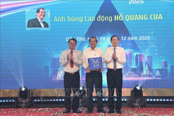 Lãnh đạo thành phố Cần Thơ tặng kỷ niệm chương cho Anh hùng Lao động Hồ Quang Cua, cha đẻ gạo ST25, loại gạo 3 lần đạt giả Nhất gạo ngon thế giới . Ảnh: Thu Hiền - TTXVN