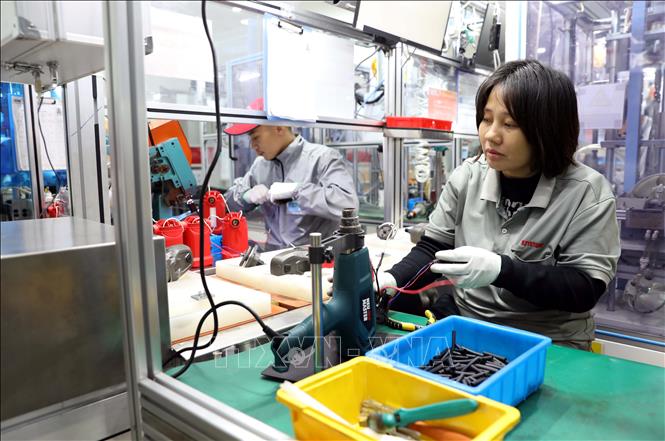 Production at the Chinese-invested Keystone Electrical Vietnam Co. Ltd at the Lien Ha Thai IP in the northern province of Hung Yen. VNA Photo: Thế Duyệt