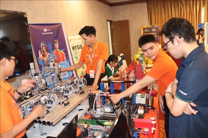 Hơn 50 gian hàng triển lãm trình diễn trên 500 sản phẩm công nghệ đột phá từ trí tuệ nhân tạo tại lễ phát động. Ảnh: Thu Hiền - TTXVN