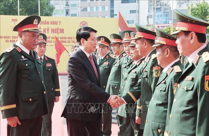 Lãnh đạo, chỉ huy Bộ Tư lệnh Quân khu 7 đón Chủ tịch nước Lương Cường. Ảnh: Lâm Khánh - TTXVN