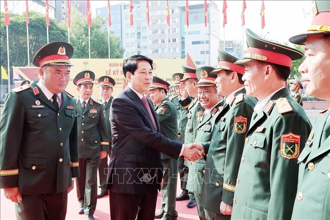 Lãnh đạo, chỉ huy Bộ Tư lệnh Quân khu 7 đón Chủ tịch nước Lương Cường. Ảnh: Lâm Khánh - TTXVN