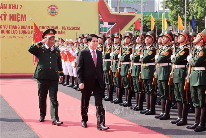 Chủ tịch nước Lương Cường duyệt đội danh dự. Ảnh: Lâm Khánh - TTXVN