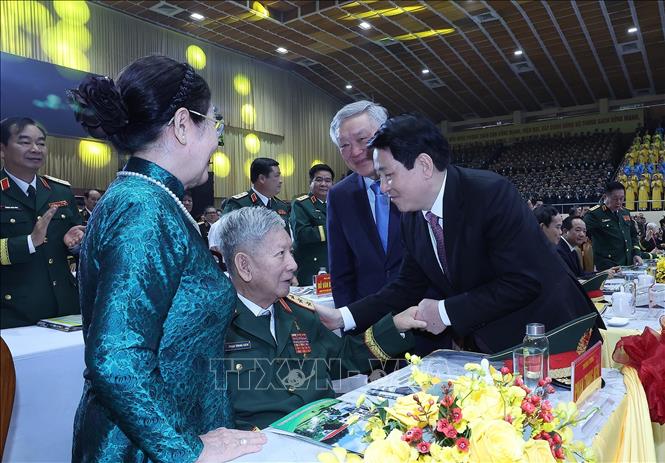 Chủ tịch nước Lương Cường với Thượng tướng, Anh hùng lực lượng vũ trang Phan Trung Kiên. Ảnh: Lâm Khánh - TTXVN