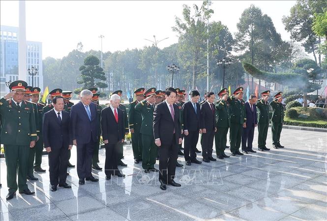 Chủ tịch nước Lương Cường và các đại biểu mặc niệm, tưởng nhớ Chủ tịch Hồ Chí Minh trước tượng đài Bác Hồ trong khuôn viên Bộ Tư lệnh Quân khu 7. Ảnh: Lâm Khánh - TTXVN