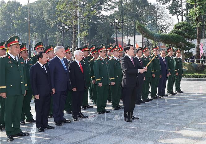 Chủ tịch nước Lương Cường và đại biểu dâng hương, dâng hoa trước tượng đàì Chủ tịch Hồ Chí Minh trong khuôn viên Bộ Tư lệnh Quân khu 7. Ảnh: Lâm Khánh - TTXVN