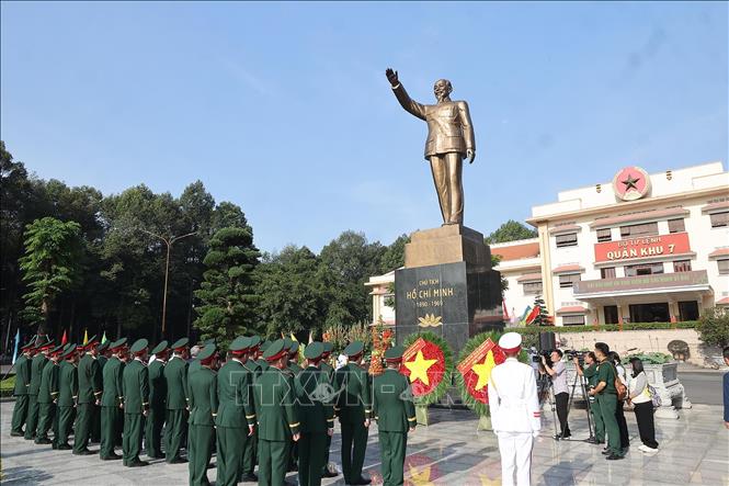 Chủ tịch nước Lương Cường và đại biểu dâng hương, dâng hoa trước tượng đàì Chủ tịch Hồ Chí Minh trong khuôn viên Bộ Tư lệnh Quân khu 7. Ảnh: Lâm Khánh - TTXVN