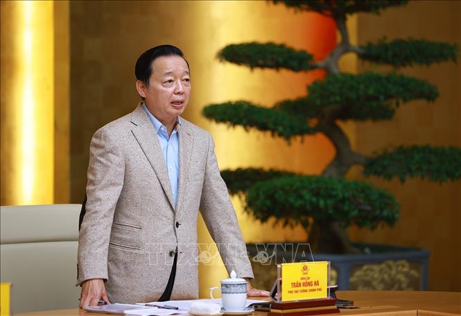 Phó Thủ tướng Trần Hồng Hà điều hành phiên họp BCĐ các công trình, dự án quan trọng quốc gia, trọng điểm ngành giao thông vận tải. Ảnh: Dương Giang-TTXVN 
