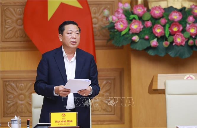 Bộ trưởng Bộ Xây dựng Trần Hồng Minh báo cáo tiến độ triển khai các công trình, dự án quan trọng quốc gia, trọng điểm ngành giao thông vận tải. Ảnh: Dương Giang-TTXVN 