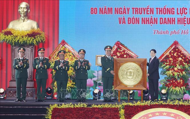 Chủ tịch nước Lương Cường trao quà lưu niệm tặng Quân khu 7. Ảnh: Lâm Khánh - TTXVN