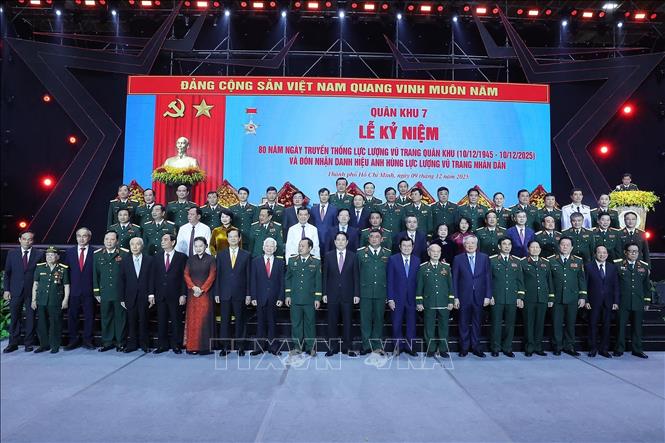 Chủ tịch nước Lương Cường và các đại biểu dự Lễ kỷ niệm 80 năm Ngày truyền thống Lực lượng vũ trang Quân khu 7. Ảnh: Lâm Khánh - TTXVN