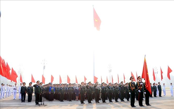 Đoàn đại biểu dâng hoa, báo công tại Lăng Chủ tịch Hồ Chí Minh. Ảnh: Tuấn Anh - TTXVN