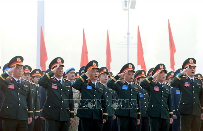 Các đại biểu thực hiện nghi lễ chào cờ. Ảnh: Tuấn Anh - TTXVN