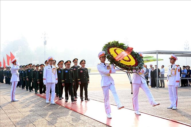 Đoàn đại biểu dâng hoa, báo công tại Lăng Chủ tịch Hồ Chí Minh. Ảnh: Tuấn Anh - TTXVN