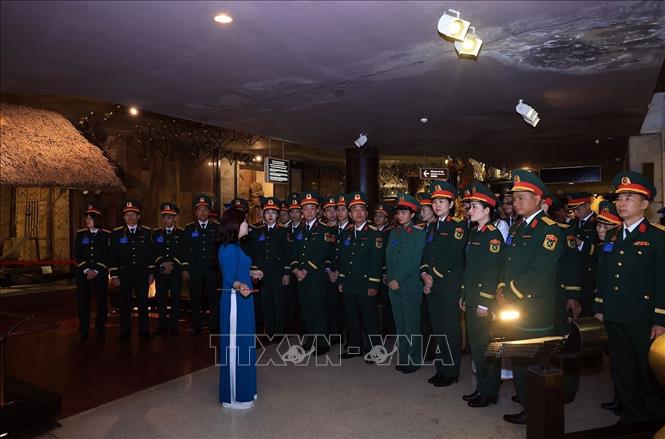 Các đại biểu Đoàn Thanh niên cộng sản Hồ Chí minh Quân đội tham quan Bảo tàng Hồ Chí Minh. Ảnh: Tuấn Anh - TTXVN