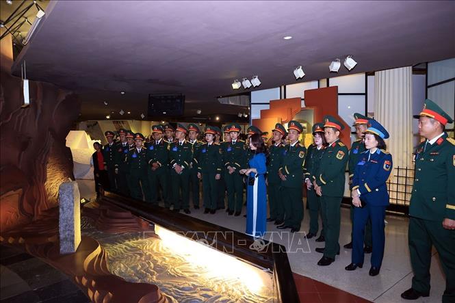 Các đại biểu Đoàn Thanh niên cộng sản Hồ Chí minh Quân đội tham quan Bảo tàng Hồ Chí Minh. Ảnh: Tuấn Anh - TTXVN