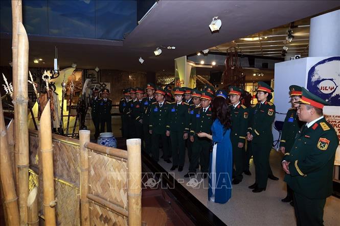 Các đại biểu Đoàn Thanh niên cộng sản Hồ Chí minh Quân đội tham quan Bảo tàng Hồ Chí Minh. Ảnh: Tuấn Anh - TTXVN