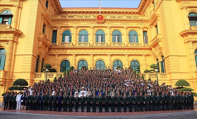 Các đại biểu Đoàn Thanh niên cộng sản Hồ Chí minh Quân đội chụp ảnh chung tại Phủ Chủ tịch. Ảnh: Tuấn Anh - TTXVN