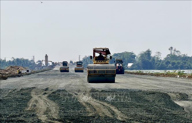 Máy móc, thiết bị hoạt động liên tục trên công trường cao tốc Châu Đốc - Cần Thơ - Sóc Trăng đoạn qua tỉnh An Giang. Ảnh: Thanh Sang - TTXVN 