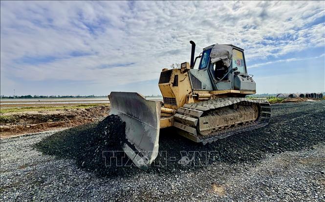 Máy móc, thiết bị hoạt động liên tục trên công trường cao tốc Châu Đốc - Cần Thơ - Sóc Trăng đoạn qua tỉnh An Giang. Ảnh: Thanh Sang - TTXVN 