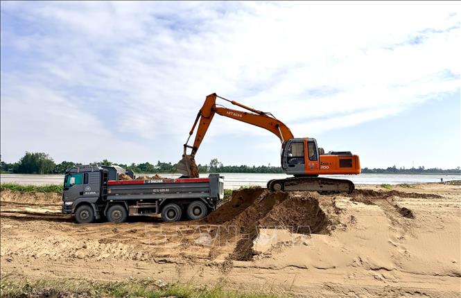 Phương tiện cơ giới vận chuyển cát vào công trường thi công đoạn qua địa bàn xã Vĩnh Hanh, tỉnh An Giang. Ảnh: Thanh Sang-TTXVN