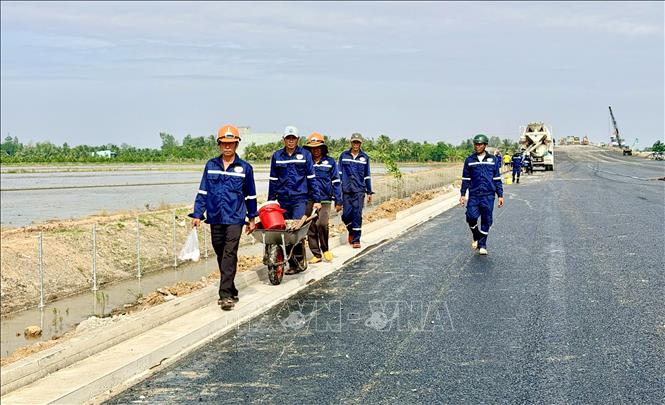 Công nhân rời công trường cao tốc sau một ngày làm việc khẩn trương. Ảnh: Thanh Sang-TTXVN