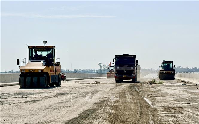 Không khí thi công khẩn trương, quyết tâm hoàn thành thông xe kỹ thuật trước thời hạn. Ảnh: Thanh Sang-TTXVN