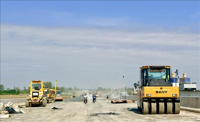 Máy móc, thiết bị hoạt động liên tục trên công trường cao tốc Châu Đốc - Cần Thơ - Sóc Trăng đoạn qua tỉnh An Giang. Ảnh: Thanh Sang - TTXVN 