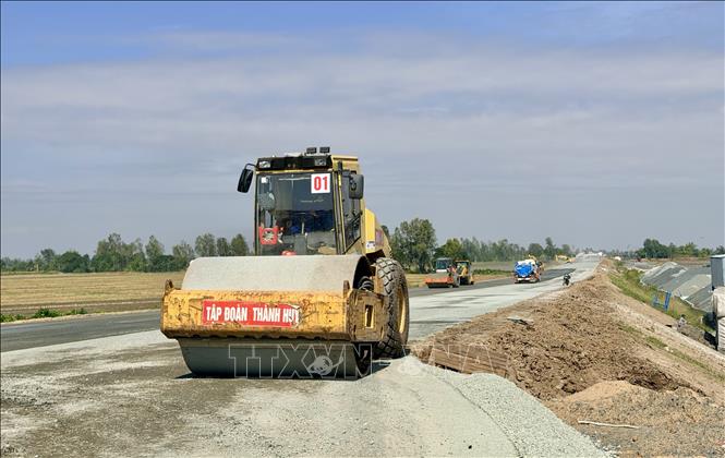 Các đơn vị nhà thầu tăng cường lu lèn, xử lý nền đất yếu trên tuyến. Ảnh: Thanh Sang-TTXVN