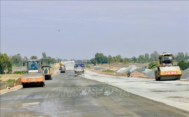 Các đơn vị nhà thầu tăng cường lu lèn, xử lý nền đất yếu trên tuyến. Ảnh: Thanh Sang-TTXVN