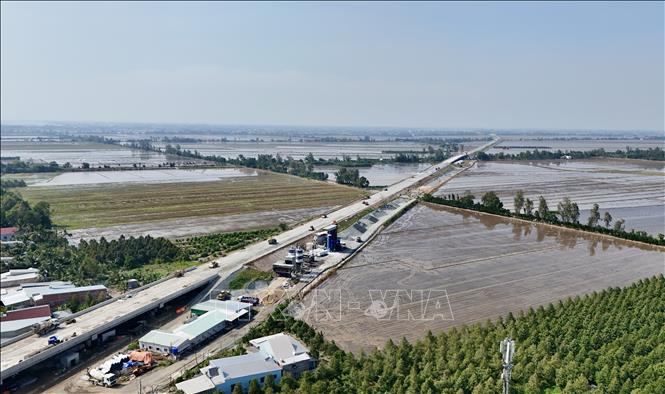 Công trường cao tốc qua địa bàn xã Vĩnh Hanh, tỉnh An Giang nhìn từ trên cao với tiến độ thi công hết sức khẩn trương. Ảnh: Thanh Sang-TTXVN