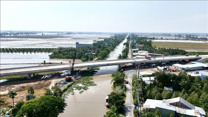 Cầu vượt kênh Huệ Đức qua địa bàn xã Vĩnh Hanh, tỉnh An Giang chuẩn bị thảm bê tông nhựa mặt đường. Ảnh: Thanh Sang-TTXVN