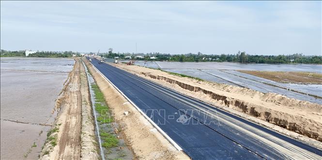 Một đoạn tuyến cao tốc qua địa bàn xã Vĩnh Hanh, An Giang dần được hoàn thiện mặt đường đồng bộ. Ảnh: Thanh Sang-TTXVN